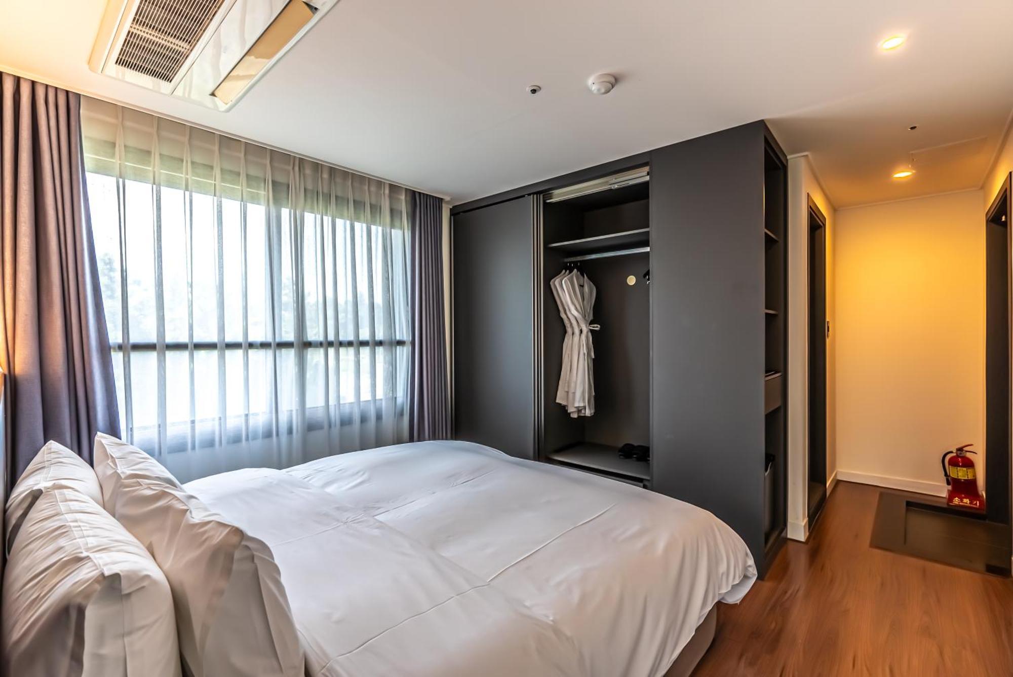 Hotel The Grang Jungmun Согвипхо Экстерьер фото